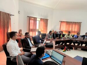 إنطلاق الدفعة الثانية من برنامج التدريب على إدارة الموانئ في ميناء نواكشوط إنطلاق الدفعة الثانية من برنامج التدريب على إدارة الموانئ في ميناء نواكشوط الاثنين 4 نوفمبر 2024 شهدت قاعة المؤتمرات بميناء نواكشوط المستقل افتتاح ملتقى تكويني حول إدارة الموانئ و ذلك في إطار برنامج تسيير الموانئ التابع لمؤتمر الأمم المتحدة للتجارة و التنمية و أشرف على افتتاح الملتقى السيد المدير العام المساعد السيد محمد محمود ولد المصطفى حيث أشاد في كلمته الافتتاحية بأهمية العلاقة بين التجارة الدولية و الموانئ مثمنا أهمية الموضوع الذي تتناوله الورشة التكوينة و مشيدا بالتعاون بين ميناء نواكشوط و برنامج CENUCED الأممي و دعا المدير العام المساعد المشاركين إلى الحرص على الاستفادة من هذا التكوين و يشرف على الورشة التكوينية الخبير الأممي ماكسيم لادرير فيما يشاركه التكوين المستشار. الفني للمدير العام السيد محمد فيصل ولد بيروك فيما يستفيد من التكوين حوالي 22من أطر الميناء وميناء اندياكو من بينهم مهندسين و قباطنة و مسؤولين ماليين ..